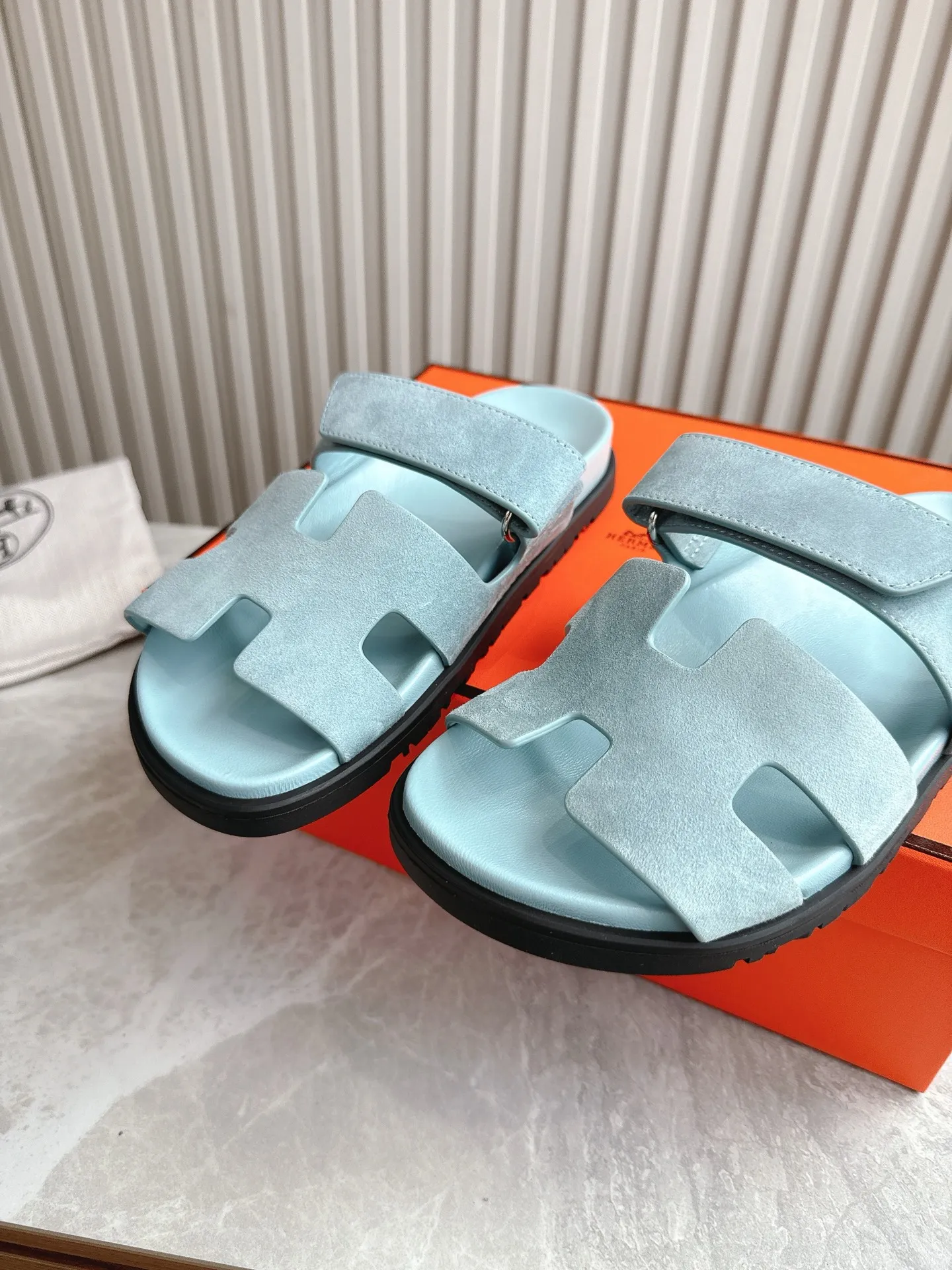 p480🐮🐮Couple model (top version) H family 2024 spring and summer new style HERMES Hermes' recently popular couple model pig nose angle sandals and slippers, paired with various colorful socks, popular. Upper: imported original deerskin (the genuine leather edging is not ordinary super migration). Lining: imported genuine leather. Outsole: Tpu non-slip and wear-resistant outsole. Size: Female 35-42 (40/42 non-returnable and non-exchangeable) Male size: 39-45 (45 non-refundable and non-exchangeable)
